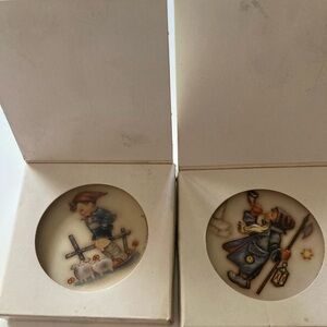 2 Goebel Hummel mini decorative plates in boxes